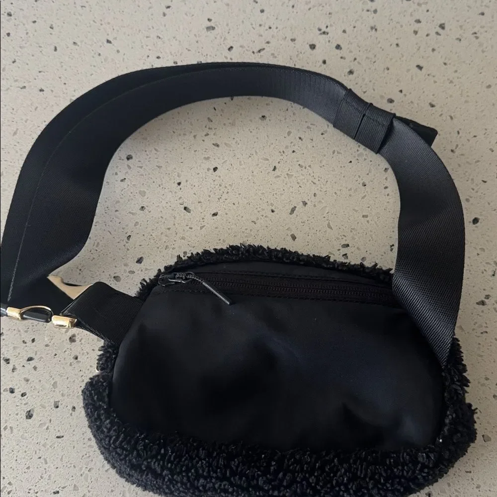 lululemon Everywhere Belt Bag Black Fleece Sherpa Gold Hardware Crossbody Casual